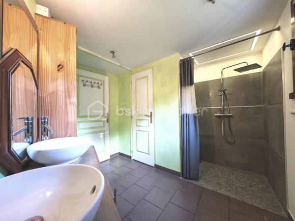 Maison à découvrir à Villmaréchal, dans un environnement calme et paisible. Située à seulement 15 minutes de Moret Loing et Orvanne, cette maison offre un cadre de vie agréable et serein.
Aucun travaux à prévoir, édifiée sur un terrain clos sans vis-à-vis de 300m2, vous n’avez plus qu’à poser vos valises et profiter immédiatement des lieux. 

Au rdv: 
Cuisine salle à manger de 30m2, un Séjour de 23m2, un cellier buanderie de 7m2, une salle de douche et WC. 
Garage de 19m2 + mezzanine.

À l'étage:
Une suite parentale avec baignoire WC et vasque.
2 chambres.

Nichée dans un secteur recherché pour sa tranquillité, elle séduira les personnes en quête de confort, de nature et de qualité de vie.
Une opportunité idéale pour profiter d’un quotidien au calme, dans un cadre préservé.