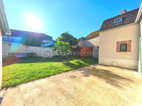 Maison à découvrir à Villmaréchal, dans un environnement calme et paisible. Située à seulement 15 minutes de Moret Loing et Orvanne, cette maison offre un cadre de vie agréable et serein.
Aucun travaux à prévoir, édifiée sur un terrain clos sans vis-à-vis de 300m2, vous n’avez plus qu’à poser vos valises et profiter immédiatement des lieux. 

Au rdv: 
Cuisine salle à manger de 30m2, un Séjour de 23m2, un cellier buanderie de 7m2, une salle de douche et WC. 
Garage de 19m2 + mezzanine.

À l'étage:
Une suite parentale avec baignoire WC et vasque.
2 chambres.

Nichée dans un secteur recherché pour sa tranquillité, elle séduira les personnes en quête de confort, de nature et de qualité de vie.
Une opportunité idéale pour profiter d’un quotidien au calme, dans un cadre préservé.