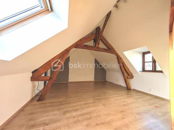 Maison à découvrir à Villmaréchal, dans un environnement calme et paisible. Située à seulement 15 minutes de Moret Loing et Orvanne, cette maison offre un cadre de vie agréable et serein.
Aucun travaux à prévoir, édifiée sur un terrain clos sans vis-à-vis de 300m2, vous n’avez plus qu’à poser vos valises et profiter immédiatement des lieux. 

Au rdv: 
Cuisine salle à manger de 30m2, un Séjour de 23m2, un cellier buanderie de 7m2, une salle de douche et WC. 
Garage de 19m2 + mezzanine.

À l'étage:
Une suite parentale avec baignoire WC et vasque.
2 chambres.

Nichée dans un secteur recherché pour sa tranquillité, elle séduira les personnes en quête de confort, de nature et de qualité de vie.
Une opportunité idéale pour profiter d’un quotidien au calme, dans un cadre préservé.