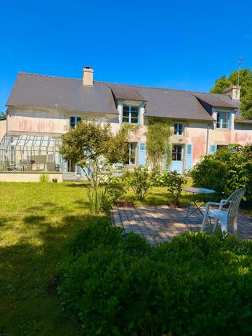 Coup de cœur assuré au cœur du Finistère Sud ! Sidrit Skenderaj, votre conseiller BSK Immobilier, vous présente cette magnifique longère bretonne, entièrement rénovée avec goût. Alliant subtilement le charme de l'ancien et le confort moderne, cette demeure de caractère développe 125 m² habitables (153 m² au sol), nichée dans un véritable écrin de verdure de 670 m².

Située dans un environnement calme et privilégié, elle offre une qualité de vie idéale : à seulement 1,4 km du bourg et de ses commodités, 5 km des plages de sable fin et 9 km de la gare de Quimperlé.

Les Atouts de la Maison :

Un rez-de-chaussée chaleureux et modulable :
L'accueil : Une entrée fonctionnelle avec WC indépendant.
La pièce de vie : Un salon chaleureux doté d'un poêle à bois performant, avec poutres apparentes, idéal pour vos soirées "cocooning".
L'espace d'expression : Une seconde grande pièce de vie d'environ 22 m², véritable atout de la maison, pouvant faire office de salon d'été, grande bibliothèque, bureau ou être transformée en chambre de plain-pied pour une vie autonome au Rez-de-Chaussée.
La cuisine & la véranda : Une cuisine aménagée d'environ 17 m², ouverte sur une superbe véranda récente de 2020 (14 m²), baignée de lumière et offrant un accès direct à la terrasse pour vos déjeuners ensoleillés.

Un étage dédié à l'espace nuit :

La mezzanine : Depuis la cuisine, un escalier mène à un espace mezzanine suspendu de 14 m², parfait pour un coin lecture, un espace de télétravail inspirant ou un couchage d'appoint.
Les chambres : L’étage principal dessert deux très grandes chambres de charme de près de 19 m² chacune, équipées de grands placards de rangement.
La salle de bains : 

Une salle de bains lumineuse intégrant une baignoire et un second WC.

Les Extérieurs et Annexes :

Côté jardin, vous profiterez d'un terrain de 670 m² entièrement clos et arboré, sans vis-à-vis, parfait pour se détendre au calme.

L’extérieur se complète par :

Une belle terrasse bien exposée.
Un cabanon de jardin, un abri à bois et un authentique puits.
Une buanderie attenante avec accès indépendant, pratique pour le retour de plage ou l'organisation de la maison.
Deux places de stationnement privatives.

Caractéristiques Techniques :

Exposition : Plein SUD (luminosité optimale).
Chauffage : Électrique + poêle à bois (ambiance chaleureuse et économies d'énergie).

Menuiseries : Fenêtres en bois double vitrage (isolation de qualité).
Toiture : Ardoises traditionnelles bretonnes en parfait état.
Assainissement : Tout-à-l'égout.
Technologie : Raccordement à la fibre optique possible (idéal télétravail).

Que ce soit pour une résidence principale familiale, un projet de télétravail au vert ou une maison de vacances proche de l'océan, cette longère saura vous séduire par son atmosphère unique et sa situation recherchée. Une perle rare sur le secteur !

Diagnostics : DPE : Classe C | GES : Classe B (Excellent score pour une maison ancienne).
Dépenses d'énergie : Montant estimé entre 1 780 € et 2 450 € / an (indexé sur les années 2021, 2022, 2023).