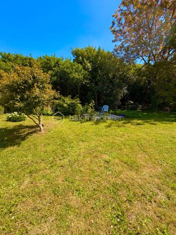 Coup de cœur assuré au cœur du Finistère Sud ! Sidrit Skenderaj, votre conseiller BSK Immobilier, vous présente cette magnifique longère bretonne, entièrement rénovée avec goût. Alliant subtilement le charme de l'ancien et le confort moderne, cette demeure de caractère développe 125 m² habitables (153 m² au sol), nichée dans un véritable écrin de verdure de 670 m².

Située dans un environnement calme et privilégié, elle offre une qualité de vie idéale : à seulement 1,4 km du bourg et de ses commodités, 5 km des plages de sable fin et 9 km de la gare de Quimperlé.

Les Atouts de la Maison :

Un rez-de-chaussée chaleureux et modulable :
L'accueil : Une entrée fonctionnelle avec WC indépendant.
La pièce de vie : Un salon chaleureux doté d'un poêle à bois performant, avec poutres apparentes, idéal pour vos soirées "cocooning".
L'espace d'expression : Une seconde grande pièce de vie d'environ 22 m², véritable atout de la maison, pouvant faire office de salon d'été, grande bibliothèque, bureau ou être transformée en chambre de plain-pied pour une vie autonome au Rez-de-Chaussée.
La cuisine & la véranda : Une cuisine aménagée d'environ 17 m², ouverte sur une superbe véranda récente de 2020 (14 m²), baignée de lumière et offrant un accès direct à la terrasse pour vos déjeuners ensoleillés.

Un étage dédié à l'espace nuit :

La mezzanine : Depuis la cuisine, un escalier mène à un espace mezzanine suspendu de 14 m², parfait pour un coin lecture, un espace de télétravail inspirant ou un couchage d'appoint.
Les chambres : L’étage principal dessert deux très grandes chambres de charme de près de 19 m² chacune, équipées de grands placards de rangement.
La salle de bains : 

Une salle de bains lumineuse intégrant une baignoire et un second WC.

Les Extérieurs et Annexes :

Côté jardin, vous profiterez d'un terrain de 670 m² entièrement clos et arboré, sans vis-à-vis, parfait pour se détendre au calme.

L’extérieur se complète par :

Une belle terrasse bien exposée.
Un cabanon de jardin, un abri à bois et un authentique puits.
Une buanderie attenante avec accès indépendant, pratique pour le retour de plage ou l'organisation de la maison.
Deux places de stationnement privatives.

Caractéristiques Techniques :

Exposition : Plein SUD (luminosité optimale).
Chauffage : Électrique + poêle à bois (ambiance chaleureuse et économies d'énergie).

Menuiseries : Fenêtres en bois double vitrage (isolation de qualité).
Toiture : Ardoises traditionnelles bretonnes en parfait état.
Assainissement : Tout-à-l'égout.
Technologie : Raccordement à la fibre optique possible (idéal télétravail).

Que ce soit pour une résidence principale familiale, un projet de télétravail au vert ou une maison de vacances proche de l'océan, cette longère saura vous séduire par son atmosphère unique et sa situation recherchée. Une perle rare sur le secteur !

Diagnostics : DPE : Classe C | GES : Classe B (Excellent score pour une maison ancienne).
Dépenses d'énergie : Montant estimé entre 1 780 € et 2 450 € / an (indexé sur les années 2021, 2022, 2023).