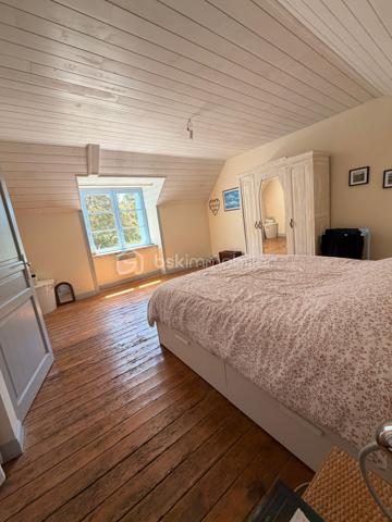 Coup de cœur assuré au cœur du Finistère Sud ! Sidrit Skenderaj, votre conseiller BSK Immobilier, vous présente cette magnifique longère bretonne, entièrement rénovée avec goût. Alliant subtilement le charme de l'ancien et le confort moderne, cette demeure de caractère développe 125 m² habitables (153 m² au sol), nichée dans un véritable écrin de verdure de 670 m².

Située dans un environnement calme et privilégié, elle offre une qualité de vie idéale : à seulement 1,4 km du bourg et de ses commodités, 5 km des plages de sable fin et 9 km de la gare de Quimperlé.

Les Atouts de la Maison :

Un rez-de-chaussée chaleureux et modulable :
L'accueil : Une entrée fonctionnelle avec WC indépendant.
La pièce de vie : Un salon chaleureux doté d'un poêle à bois performant, avec poutres apparentes, idéal pour vos soirées "cocooning".
L'espace d'expression : Une seconde grande pièce de vie d'environ 22 m², véritable atout de la maison, pouvant faire office de salon d'été, grande bibliothèque, bureau ou être transformée en chambre de plain-pied pour une vie autonome au Rez-de-Chaussée.
La cuisine & la véranda : Une cuisine aménagée d'environ 17 m², ouverte sur une superbe véranda récente de 2020 (14 m²), baignée de lumière et offrant un accès direct à la terrasse pour vos déjeuners ensoleillés.

Un étage dédié à l'espace nuit :

La mezzanine : Depuis la cuisine, un escalier mène à un espace mezzanine suspendu de 14 m², parfait pour un coin lecture, un espace de télétravail inspirant ou un couchage d'appoint.
Les chambres : L’étage principal dessert deux très grandes chambres de charme de près de 19 m² chacune, équipées de grands placards de rangement.
La salle de bains : 

Une salle de bains lumineuse intégrant une baignoire et un second WC.

Les Extérieurs et Annexes :

Côté jardin, vous profiterez d'un terrain de 670 m² entièrement clos et arboré, sans vis-à-vis, parfait pour se détendre au calme.

L’extérieur se complète par :

Une belle terrasse bien exposée.
Un cabanon de jardin, un abri à bois et un authentique puits.
Une buanderie attenante avec accès indépendant, pratique pour le retour de plage ou l'organisation de la maison.
Deux places de stationnement privatives.

Caractéristiques Techniques :

Exposition : Plein SUD (luminosité optimale).
Chauffage : Électrique + poêle à bois (ambiance chaleureuse et économies d'énergie).

Menuiseries : Fenêtres en bois double vitrage (isolation de qualité).
Toiture : Ardoises traditionnelles bretonnes en parfait état.
Assainissement : Tout-à-l'égout.
Technologie : Raccordement à la fibre optique possible (idéal télétravail).

Que ce soit pour une résidence principale familiale, un projet de télétravail au vert ou une maison de vacances proche de l'océan, cette longère saura vous séduire par son atmosphère unique et sa situation recherchée. Une perle rare sur le secteur !

Diagnostics : DPE : Classe C | GES : Classe B (Excellent score pour une maison ancienne).
Dépenses d'énergie : Montant estimé entre 1 780 € et 2 450 € / an (indexé sur les années 2021, 2022, 2023).