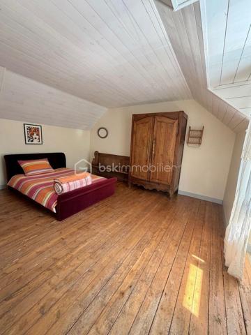 Coup de cœur assuré au cœur du Finistère Sud ! Sidrit Skenderaj, votre conseiller BSK Immobilier, vous présente cette magnifique longère bretonne, entièrement rénovée avec goût. Alliant subtilement le charme de l'ancien et le confort moderne, cette demeure de caractère développe 125 m² habitables (153 m² au sol), nichée dans un véritable écrin de verdure de 670 m².

Située dans un environnement calme et privilégié, elle offre une qualité de vie idéale : à seulement 1,4 km du bourg et de ses commodités, 5 km des plages de sable fin et 9 km de la gare de Quimperlé.

Les Atouts de la Maison :

Un rez-de-chaussée chaleureux et modulable :
L'accueil : Une entrée fonctionnelle avec WC indépendant.
La pièce de vie : Un salon chaleureux doté d'un poêle à bois performant, avec poutres apparentes, idéal pour vos soirées "cocooning".
L'espace d'expression : Une seconde grande pièce de vie d'environ 22 m², véritable atout de la maison, pouvant faire office de salon d'été, grande bibliothèque, bureau ou être transformée en chambre de plain-pied pour une vie autonome au Rez-de-Chaussée.
La cuisine & la véranda : Une cuisine aménagée d'environ 17 m², ouverte sur une superbe véranda récente de 2020 (14 m²), baignée de lumière et offrant un accès direct à la terrasse pour vos déjeuners ensoleillés.

Un étage dédié à l'espace nuit :

La mezzanine : Depuis la cuisine, un escalier mène à un espace mezzanine suspendu de 14 m², parfait pour un coin lecture, un espace de télétravail inspirant ou un couchage d'appoint.
Les chambres : L’étage principal dessert deux très grandes chambres de charme de près de 19 m² chacune, équipées de grands placards de rangement.
La salle de bains : 

Une salle de bains lumineuse intégrant une baignoire et un second WC.

Les Extérieurs et Annexes :

Côté jardin, vous profiterez d'un terrain de 670 m² entièrement clos et arboré, sans vis-à-vis, parfait pour se détendre au calme.

L’extérieur se complète par :

Une belle terrasse bien exposée.
Un cabanon de jardin, un abri à bois et un authentique puits.
Une buanderie attenante avec accès indépendant, pratique pour le retour de plage ou l'organisation de la maison.
Deux places de stationnement privatives.

Caractéristiques Techniques :

Exposition : Plein SUD (luminosité optimale).
Chauffage : Électrique + poêle à bois (ambiance chaleureuse et économies d'énergie).

Menuiseries : Fenêtres en bois double vitrage (isolation de qualité).
Toiture : Ardoises traditionnelles bretonnes en parfait état.
Assainissement : Tout-à-l'égout.
Technologie : Raccordement à la fibre optique possible (idéal télétravail).

Que ce soit pour une résidence principale familiale, un projet de télétravail au vert ou une maison de vacances proche de l'océan, cette longère saura vous séduire par son atmosphère unique et sa situation recherchée. Une perle rare sur le secteur !

Diagnostics : DPE : Classe C | GES : Classe B (Excellent score pour une maison ancienne).
Dépenses d'énergie : Montant estimé entre 1 780 € et 2 450 € / an (indexé sur les années 2021, 2022, 2023).