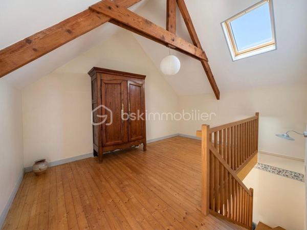 Coup de cœur assuré au cœur du Finistère Sud ! Sidrit Skenderaj, votre conseiller BSK Immobilier, vous présente cette magnifique longère bretonne, entièrement rénovée avec goût. Alliant subtilement le charme de l'ancien et le confort moderne, cette demeure de caractère développe 125 m² habitables (153 m² au sol), nichée dans un véritable écrin de verdure de 670 m².

Située dans un environnement calme et privilégié, elle offre une qualité de vie idéale : à seulement 1,4 km du bourg et de ses commodités, 5 km des plages de sable fin et 9 km de la gare de Quimperlé.

Les Atouts de la Maison :

Un rez-de-chaussée chaleureux et modulable :
L'accueil : Une entrée fonctionnelle avec WC indépendant.
La pièce de vie : Un salon chaleureux doté d'un poêle à bois performant, avec poutres apparentes, idéal pour vos soirées "cocooning".
L'espace d'expression : Une seconde grande pièce de vie d'environ 22 m², véritable atout de la maison, pouvant faire office de salon d'été, grande bibliothèque, bureau ou être transformée en chambre de plain-pied pour une vie autonome au Rez-de-Chaussée.
La cuisine & la véranda : Une cuisine aménagée d'environ 17 m², ouverte sur une superbe véranda récente de 2020 (14 m²), baignée de lumière et offrant un accès direct à la terrasse pour vos déjeuners ensoleillés.

Un étage dédié à l'espace nuit :

La mezzanine : Depuis la cuisine, un escalier mène à un espace mezzanine suspendu de 14 m², parfait pour un coin lecture, un espace de télétravail inspirant ou un couchage d'appoint.
Les chambres : L’étage principal dessert deux très grandes chambres de charme de près de 19 m² chacune, équipées de grands placards de rangement.
La salle de bains : 

Une salle de bains lumineuse intégrant une baignoire et un second WC.

Les Extérieurs et Annexes :

Côté jardin, vous profiterez d'un terrain de 670 m² entièrement clos et arboré, sans vis-à-vis, parfait pour se détendre au calme.

L’extérieur se complète par :

Une belle terrasse bien exposée.
Un cabanon de jardin, un abri à bois et un authentique puits.
Une buanderie attenante avec accès indépendant, pratique pour le retour de plage ou l'organisation de la maison.
Deux places de stationnement privatives.

Caractéristiques Techniques :

Exposition : Plein SUD (luminosité optimale).
Chauffage : Électrique + poêle à bois (ambiance chaleureuse et économies d'énergie).

Menuiseries : Fenêtres en bois double vitrage (isolation de qualité).
Toiture : Ardoises traditionnelles bretonnes en parfait état.
Assainissement : Tout-à-l'égout.
Technologie : Raccordement à la fibre optique possible (idéal télétravail).

Que ce soit pour une résidence principale familiale, un projet de télétravail au vert ou une maison de vacances proche de l'océan, cette longère saura vous séduire par son atmosphère unique et sa situation recherchée. Une perle rare sur le secteur !

Diagnostics : DPE : Classe C | GES : Classe B (Excellent score pour une maison ancienne).
Dépenses d'énergie : Montant estimé entre 1 780 € et 2 450 € / an (indexé sur les années 2021, 2022, 2023).