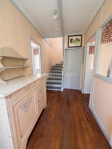 Coup de cœur assuré au cœur du Finistère Sud ! Sidrit Skenderaj, votre conseiller BSK Immobilier, vous présente cette magnifique longère bretonne, entièrement rénovée avec goût. Alliant subtilement le charme de l'ancien et le confort moderne, cette demeure de caractère développe 125 m² habitables (153 m² au sol), nichée dans un véritable écrin de verdure de 670 m².

Située dans un environnement calme et privilégié, elle offre une qualité de vie idéale : à seulement 1,4 km du bourg et de ses commodités, 5 km des plages de sable fin et 9 km de la gare de Quimperlé.

Les Atouts de la Maison :

Un rez-de-chaussée chaleureux et modulable :
L'accueil : Une entrée fonctionnelle avec WC indépendant.
La pièce de vie : Un salon chaleureux doté d'un poêle à bois performant, avec poutres apparentes, idéal pour vos soirées "cocooning".
L'espace d'expression : Une seconde grande pièce de vie d'environ 22 m², véritable atout de la maison, pouvant faire office de salon d'été, grande bibliothèque, bureau ou être transformée en chambre de plain-pied pour une vie autonome au Rez-de-Chaussée.
La cuisine & la véranda : Une cuisine aménagée d'environ 17 m², ouverte sur une superbe véranda récente de 2020 (14 m²), baignée de lumière et offrant un accès direct à la terrasse pour vos déjeuners ensoleillés.

Un étage dédié à l'espace nuit :

La mezzanine : Depuis la cuisine, un escalier mène à un espace mezzanine suspendu de 14 m², parfait pour un coin lecture, un espace de télétravail inspirant ou un couchage d'appoint.
Les chambres : L’étage principal dessert deux très grandes chambres de charme de près de 19 m² chacune, équipées de grands placards de rangement.
La salle de bains : 

Une salle de bains lumineuse intégrant une baignoire et un second WC.

Les Extérieurs et Annexes :

Côté jardin, vous profiterez d'un terrain de 670 m² entièrement clos et arboré, sans vis-à-vis, parfait pour se détendre au calme.

L’extérieur se complète par :

Une belle terrasse bien exposée.
Un cabanon de jardin, un abri à bois et un authentique puits.
Une buanderie attenante avec accès indépendant, pratique pour le retour de plage ou l'organisation de la maison.
Deux places de stationnement privatives.

Caractéristiques Techniques :

Exposition : Plein SUD (luminosité optimale).
Chauffage : Électrique + poêle à bois (ambiance chaleureuse et économies d'énergie).

Menuiseries : Fenêtres en bois double vitrage (isolation de qualité).
Toiture : Ardoises traditionnelles bretonnes en parfait état.
Assainissement : Tout-à-l'égout.
Technologie : Raccordement à la fibre optique possible (idéal télétravail).

Que ce soit pour une résidence principale familiale, un projet de télétravail au vert ou une maison de vacances proche de l'océan, cette longère saura vous séduire par son atmosphère unique et sa situation recherchée. Une perle rare sur le secteur !

Diagnostics : DPE : Classe C | GES : Classe B (Excellent score pour une maison ancienne).
Dépenses d'énergie : Montant estimé entre 1 780 € et 2 450 € / an (indexé sur les années 2021, 2022, 2023).