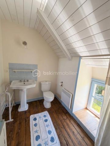 Coup de cœur assuré au cœur du Finistère Sud ! Sidrit Skenderaj, votre conseiller BSK Immobilier, vous présente cette magnifique longère bretonne, entièrement rénovée avec goût. Alliant subtilement le charme de l'ancien et le confort moderne, cette demeure de caractère développe 125 m² habitables (153 m² au sol), nichée dans un véritable écrin de verdure de 670 m².

Située dans un environnement calme et privilégié, elle offre une qualité de vie idéale : à seulement 1,4 km du bourg et de ses commodités, 5 km des plages de sable fin et 9 km de la gare de Quimperlé.

Les Atouts de la Maison :

Un rez-de-chaussée chaleureux et modulable :
L'accueil : Une entrée fonctionnelle avec WC indépendant.
La pièce de vie : Un salon chaleureux doté d'un poêle à bois performant, avec poutres apparentes, idéal pour vos soirées "cocooning".
L'espace d'expression : Une seconde grande pièce de vie d'environ 22 m², véritable atout de la maison, pouvant faire office de salon d'été, grande bibliothèque, bureau ou être transformée en chambre de plain-pied pour une vie autonome au Rez-de-Chaussée.
La cuisine & la véranda : Une cuisine aménagée d'environ 17 m², ouverte sur une superbe véranda récente de 2020 (14 m²), baignée de lumière et offrant un accès direct à la terrasse pour vos déjeuners ensoleillés.

Un étage dédié à l'espace nuit :

La mezzanine : Depuis la cuisine, un escalier mène à un espace mezzanine suspendu de 14 m², parfait pour un coin lecture, un espace de télétravail inspirant ou un couchage d'appoint.
Les chambres : L’étage principal dessert deux très grandes chambres de charme de près de 19 m² chacune, équipées de grands placards de rangement.
La salle de bains : 

Une salle de bains lumineuse intégrant une baignoire et un second WC.

Les Extérieurs et Annexes :

Côté jardin, vous profiterez d'un terrain de 670 m² entièrement clos et arboré, sans vis-à-vis, parfait pour se détendre au calme.

L’extérieur se complète par :

Une belle terrasse bien exposée.
Un cabanon de jardin, un abri à bois et un authentique puits.
Une buanderie attenante avec accès indépendant, pratique pour le retour de plage ou l'organisation de la maison.
Deux places de stationnement privatives.

Caractéristiques Techniques :

Exposition : Plein SUD (luminosité optimale).
Chauffage : Électrique + poêle à bois (ambiance chaleureuse et économies d'énergie).

Menuiseries : Fenêtres en bois double vitrage (isolation de qualité).
Toiture : Ardoises traditionnelles bretonnes en parfait état.
Assainissement : Tout-à-l'égout.
Technologie : Raccordement à la fibre optique possible (idéal télétravail).

Que ce soit pour une résidence principale familiale, un projet de télétravail au vert ou une maison de vacances proche de l'océan, cette longère saura vous séduire par son atmosphère unique et sa situation recherchée. Une perle rare sur le secteur !

Diagnostics : DPE : Classe C | GES : Classe B (Excellent score pour une maison ancienne).
Dépenses d'énergie : Montant estimé entre 1 780 € et 2 450 € / an (indexé sur les années 2021, 2022, 2023).