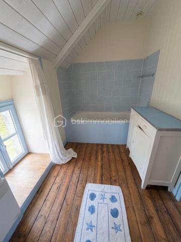 Coup de cœur assuré au cœur du Finistère Sud ! Sidrit Skenderaj, votre conseiller BSK Immobilier, vous présente cette magnifique longère bretonne, entièrement rénovée avec goût. Alliant subtilement le charme de l'ancien et le confort moderne, cette demeure de caractère développe 125 m² habitables (153 m² au sol), nichée dans un véritable écrin de verdure de 670 m².

Située dans un environnement calme et privilégié, elle offre une qualité de vie idéale : à seulement 1,4 km du bourg et de ses commodités, 5 km des plages de sable fin et 9 km de la gare de Quimperlé.

Les Atouts de la Maison :

Un rez-de-chaussée chaleureux et modulable :
L'accueil : Une entrée fonctionnelle avec WC indépendant.
La pièce de vie : Un salon chaleureux doté d'un poêle à bois performant, avec poutres apparentes, idéal pour vos soirées "cocooning".
L'espace d'expression : Une seconde grande pièce de vie d'environ 22 m², véritable atout de la maison, pouvant faire office de salon d'été, grande bibliothèque, bureau ou être transformée en chambre de plain-pied pour une vie autonome au Rez-de-Chaussée.
La cuisine & la véranda : Une cuisine aménagée d'environ 17 m², ouverte sur une superbe véranda récente de 2020 (14 m²), baignée de lumière et offrant un accès direct à la terrasse pour vos déjeuners ensoleillés.

Un étage dédié à l'espace nuit :

La mezzanine : Depuis la cuisine, un escalier mène à un espace mezzanine suspendu de 14 m², parfait pour un coin lecture, un espace de télétravail inspirant ou un couchage d'appoint.
Les chambres : L’étage principal dessert deux très grandes chambres de charme de près de 19 m² chacune, équipées de grands placards de rangement.
La salle de bains : 

Une salle de bains lumineuse intégrant une baignoire et un second WC.

Les Extérieurs et Annexes :

Côté jardin, vous profiterez d'un terrain de 670 m² entièrement clos et arboré, sans vis-à-vis, parfait pour se détendre au calme.

L’extérieur se complète par :

Une belle terrasse bien exposée.
Un cabanon de jardin, un abri à bois et un authentique puits.
Une buanderie attenante avec accès indépendant, pratique pour le retour de plage ou l'organisation de la maison.
Deux places de stationnement privatives.

Caractéristiques Techniques :

Exposition : Plein SUD (luminosité optimale).
Chauffage : Électrique + poêle à bois (ambiance chaleureuse et économies d'énergie).

Menuiseries : Fenêtres en bois double vitrage (isolation de qualité).
Toiture : Ardoises traditionnelles bretonnes en parfait état.
Assainissement : Tout-à-l'égout.
Technologie : Raccordement à la fibre optique possible (idéal télétravail).

Que ce soit pour une résidence principale familiale, un projet de télétravail au vert ou une maison de vacances proche de l'océan, cette longère saura vous séduire par son atmosphère unique et sa situation recherchée. Une perle rare sur le secteur !

Diagnostics : DPE : Classe C | GES : Classe B (Excellent score pour une maison ancienne).
Dépenses d'énergie : Montant estimé entre 1 780 € et 2 450 € / an (indexé sur les années 2021, 2022, 2023).
