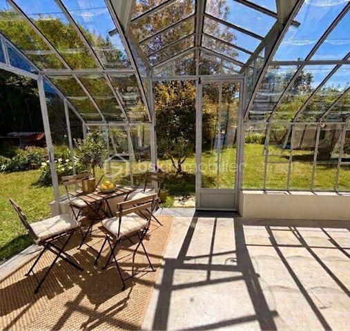 Coup de cœur assuré au cœur du Finistère Sud ! Sidrit Skenderaj, votre conseiller BSK Immobilier, vous présente cette magnifique longère bretonne, entièrement rénovée avec goût. Alliant subtilement le charme de l'ancien et le confort moderne, cette demeure de caractère développe 125 m² habitables (153 m² au sol), nichée dans un véritable écrin de verdure de 670 m².

Située dans un environnement calme et privilégié, elle offre une qualité de vie idéale : à seulement 1,4 km du bourg et de ses commodités, 5 km des plages de sable fin et 9 km de la gare de Quimperlé.

Les Atouts de la Maison :

Un rez-de-chaussée chaleureux et modulable :
L'accueil : Une entrée fonctionnelle avec WC indépendant.
La pièce de vie : Un salon chaleureux doté d'un poêle à bois performant, avec poutres apparentes, idéal pour vos soirées "cocooning".
L'espace d'expression : Une seconde grande pièce de vie d'environ 22 m², véritable atout de la maison, pouvant faire office de salon d'été, grande bibliothèque, bureau ou être transformée en chambre de plain-pied pour une vie autonome au Rez-de-Chaussée.
La cuisine & la véranda : Une cuisine aménagée d'environ 17 m², ouverte sur une superbe véranda récente de 2020 (14 m²), baignée de lumière et offrant un accès direct à la terrasse pour vos déjeuners ensoleillés.

Un étage dédié à l'espace nuit :

La mezzanine : Depuis la cuisine, un escalier mène à un espace mezzanine suspendu de 14 m², parfait pour un coin lecture, un espace de télétravail inspirant ou un couchage d'appoint.
Les chambres : L’étage principal dessert deux très grandes chambres de charme de près de 19 m² chacune, équipées de grands placards de rangement.
La salle de bains : 

Une salle de bains lumineuse intégrant une baignoire et un second WC.

Les Extérieurs et Annexes :

Côté jardin, vous profiterez d'un terrain de 670 m² entièrement clos et arboré, sans vis-à-vis, parfait pour se détendre au calme.

L’extérieur se complète par :

Une belle terrasse bien exposée.
Un cabanon de jardin, un abri à bois et un authentique puits.
Une buanderie attenante avec accès indépendant, pratique pour le retour de plage ou l'organisation de la maison.
Deux places de stationnement privatives.

Caractéristiques Techniques :

Exposition : Plein SUD (luminosité optimale).
Chauffage : Électrique + poêle à bois (ambiance chaleureuse et économies d'énergie).

Menuiseries : Fenêtres en bois double vitrage (isolation de qualité).
Toiture : Ardoises traditionnelles bretonnes en parfait état.
Assainissement : Tout-à-l'égout.
Technologie : Raccordement à la fibre optique possible (idéal télétravail).

Que ce soit pour une résidence principale familiale, un projet de télétravail au vert ou une maison de vacances proche de l'océan, cette longère saura vous séduire par son atmosphère unique et sa situation recherchée. Une perle rare sur le secteur !

Diagnostics : DPE : Classe C | GES : Classe B (Excellent score pour une maison ancienne).
Dépenses d'énergie : Montant estimé entre 1 780 € et 2 450 € / an (indexé sur les années 2021, 2022, 2023).