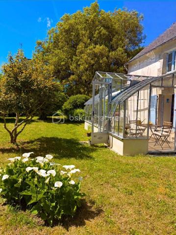 Coup de cœur assuré au cœur du Finistère Sud ! Sidrit Skenderaj, votre conseiller BSK Immobilier, vous présente cette magnifique longère bretonne, entièrement rénovée avec goût. Alliant subtilement le charme de l'ancien et le confort moderne, cette demeure de caractère développe 125 m² habitables (153 m² au sol), nichée dans un véritable écrin de verdure de 670 m².

Située dans un environnement calme et privilégié, elle offre une qualité de vie idéale : à seulement 1,4 km du bourg et de ses commodités, 5 km des plages de sable fin et 9 km de la gare de Quimperlé.

Les Atouts de la Maison :

Un rez-de-chaussée chaleureux et modulable :
L'accueil : Une entrée fonctionnelle avec WC indépendant.
La pièce de vie : Un salon chaleureux doté d'un poêle à bois performant, avec poutres apparentes, idéal pour vos soirées "cocooning".
L'espace d'expression : Une seconde grande pièce de vie d'environ 22 m², véritable atout de la maison, pouvant faire office de salon d'été, grande bibliothèque, bureau ou être transformée en chambre de plain-pied pour une vie autonome au Rez-de-Chaussée.
La cuisine & la véranda : Une cuisine aménagée d'environ 17 m², ouverte sur une superbe véranda récente de 2020 (14 m²), baignée de lumière et offrant un accès direct à la terrasse pour vos déjeuners ensoleillés.

Un étage dédié à l'espace nuit :

La mezzanine : Depuis la cuisine, un escalier mène à un espace mezzanine suspendu de 14 m², parfait pour un coin lecture, un espace de télétravail inspirant ou un couchage d'appoint.
Les chambres : L’étage principal dessert deux très grandes chambres de charme de près de 19 m² chacune, équipées de grands placards de rangement.
La salle de bains : 

Une salle de bains lumineuse intégrant une baignoire et un second WC.

Les Extérieurs et Annexes :

Côté jardin, vous profiterez d'un terrain de 670 m² entièrement clos et arboré, sans vis-à-vis, parfait pour se détendre au calme.

L’extérieur se complète par :

Une belle terrasse bien exposée.
Un cabanon de jardin, un abri à bois et un authentique puits.
Une buanderie attenante avec accès indépendant, pratique pour le retour de plage ou l'organisation de la maison.
Deux places de stationnement privatives.

Caractéristiques Techniques :

Exposition : Plein SUD (luminosité optimale).
Chauffage : Électrique + poêle à bois (ambiance chaleureuse et économies d'énergie).

Menuiseries : Fenêtres en bois double vitrage (isolation de qualité).
Toiture : Ardoises traditionnelles bretonnes en parfait état.
Assainissement : Tout-à-l'égout.
Technologie : Raccordement à la fibre optique possible (idéal télétravail).

Que ce soit pour une résidence principale familiale, un projet de télétravail au vert ou une maison de vacances proche de l'océan, cette longère saura vous séduire par son atmosphère unique et sa situation recherchée. Une perle rare sur le secteur !

Diagnostics : DPE : Classe C | GES : Classe B (Excellent score pour une maison ancienne).
Dépenses d'énergie : Montant estimé entre 1 780 € et 2 450 € / an (indexé sur les années 2021, 2022, 2023).
