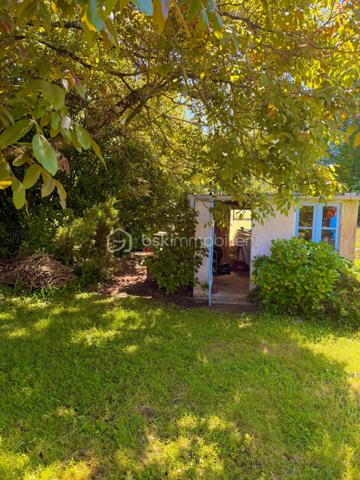 Coup de cœur assuré au cœur du Finistère Sud ! Sidrit Skenderaj, votre conseiller BSK Immobilier, vous présente cette magnifique longère bretonne, entièrement rénovée avec goût. Alliant subtilement le charme de l'ancien et le confort moderne, cette demeure de caractère développe 125 m² habitables (153 m² au sol), nichée dans un véritable écrin de verdure de 670 m².

Située dans un environnement calme et privilégié, elle offre une qualité de vie idéale : à seulement 1,4 km du bourg et de ses commodités, 5 km des plages de sable fin et 9 km de la gare de Quimperlé.

Les Atouts de la Maison :

Un rez-de-chaussée chaleureux et modulable :
L'accueil : Une entrée fonctionnelle avec WC indépendant.
La pièce de vie : Un salon chaleureux doté d'un poêle à bois performant, avec poutres apparentes, idéal pour vos soirées "cocooning".
L'espace d'expression : Une seconde grande pièce de vie d'environ 22 m², véritable atout de la maison, pouvant faire office de salon d'été, grande bibliothèque, bureau ou être transformée en chambre de plain-pied pour une vie autonome au Rez-de-Chaussée.
La cuisine & la véranda : Une cuisine aménagée d'environ 17 m², ouverte sur une superbe véranda récente de 2020 (14 m²), baignée de lumière et offrant un accès direct à la terrasse pour vos déjeuners ensoleillés.

Un étage dédié à l'espace nuit :

La mezzanine : Depuis la cuisine, un escalier mène à un espace mezzanine suspendu de 14 m², parfait pour un coin lecture, un espace de télétravail inspirant ou un couchage d'appoint.
Les chambres : L’étage principal dessert deux très grandes chambres de charme de près de 19 m² chacune, équipées de grands placards de rangement.
La salle de bains : 

Une salle de bains lumineuse intégrant une baignoire et un second WC.

Les Extérieurs et Annexes :

Côté jardin, vous profiterez d'un terrain de 670 m² entièrement clos et arboré, sans vis-à-vis, parfait pour se détendre au calme.

L’extérieur se complète par :

Une belle terrasse bien exposée.
Un cabanon de jardin, un abri à bois et un authentique puits.
Une buanderie attenante avec accès indépendant, pratique pour le retour de plage ou l'organisation de la maison.
Deux places de stationnement privatives.

Caractéristiques Techniques :

Exposition : Plein SUD (luminosité optimale).
Chauffage : Électrique + poêle à bois (ambiance chaleureuse et économies d'énergie).

Menuiseries : Fenêtres en bois double vitrage (isolation de qualité).
Toiture : Ardoises traditionnelles bretonnes en parfait état.
Assainissement : Tout-à-l'égout.
Technologie : Raccordement à la fibre optique possible (idéal télétravail).

Que ce soit pour une résidence principale familiale, un projet de télétravail au vert ou une maison de vacances proche de l'océan, cette longère saura vous séduire par son atmosphère unique et sa situation recherchée. Une perle rare sur le secteur !

Diagnostics : DPE : Classe C | GES : Classe B (Excellent score pour une maison ancienne).
Dépenses d'énergie : Montant estimé entre 1 780 € et 2 450 € / an (indexé sur les années 2021, 2022, 2023).