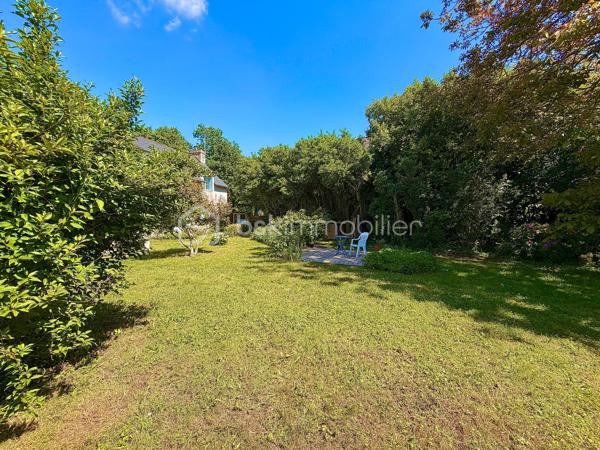 Coup de cœur assuré au cœur du Finistère Sud ! Sidrit Skenderaj, votre conseiller BSK Immobilier, vous présente cette magnifique longère bretonne, entièrement rénovée avec goût. Alliant subtilement le charme de l'ancien et le confort moderne, cette demeure de caractère développe 125 m² habitables (153 m² au sol), nichée dans un véritable écrin de verdure de 670 m².

Située dans un environnement calme et privilégié, elle offre une qualité de vie idéale : à seulement 1,4 km du bourg et de ses commodités, 5 km des plages de sable fin et 9 km de la gare de Quimperlé.

Les Atouts de la Maison :

Un rez-de-chaussée chaleureux et modulable :
L'accueil : Une entrée fonctionnelle avec WC indépendant.
La pièce de vie : Un salon chaleureux doté d'un poêle à bois performant, avec poutres apparentes, idéal pour vos soirées "cocooning".
L'espace d'expression : Une seconde grande pièce de vie d'environ 22 m², véritable atout de la maison, pouvant faire office de salon d'été, grande bibliothèque, bureau ou être transformée en chambre de plain-pied pour une vie autonome au Rez-de-Chaussée.
La cuisine & la véranda : Une cuisine aménagée d'environ 17 m², ouverte sur une superbe véranda récente de 2020 (14 m²), baignée de lumière et offrant un accès direct à la terrasse pour vos déjeuners ensoleillés.

Un étage dédié à l'espace nuit :

La mezzanine : Depuis la cuisine, un escalier mène à un espace mezzanine suspendu de 14 m², parfait pour un coin lecture, un espace de télétravail inspirant ou un couchage d'appoint.
Les chambres : L’étage principal dessert deux très grandes chambres de charme de près de 19 m² chacune, équipées de grands placards de rangement.
La salle de bains : 

Une salle de bains lumineuse intégrant une baignoire et un second WC.

Les Extérieurs et Annexes :

Côté jardin, vous profiterez d'un terrain de 670 m² entièrement clos et arboré, sans vis-à-vis, parfait pour se détendre au calme.

L’extérieur se complète par :

Une belle terrasse bien exposée.
Un cabanon de jardin, un abri à bois et un authentique puits.
Une buanderie attenante avec accès indépendant, pratique pour le retour de plage ou l'organisation de la maison.
Deux places de stationnement privatives.

Caractéristiques Techniques :

Exposition : Plein SUD (luminosité optimale).
Chauffage : Électrique + poêle à bois (ambiance chaleureuse et économies d'énergie).

Menuiseries : Fenêtres en bois double vitrage (isolation de qualité).
Toiture : Ardoises traditionnelles bretonnes en parfait état.
Assainissement : Tout-à-l'égout.
Technologie : Raccordement à la fibre optique possible (idéal télétravail).

Que ce soit pour une résidence principale familiale, un projet de télétravail au vert ou une maison de vacances proche de l'océan, cette longère saura vous séduire par son atmosphère unique et sa situation recherchée. Une perle rare sur le secteur !

Diagnostics : DPE : Classe C | GES : Classe B (Excellent score pour une maison ancienne).
Dépenses d'énergie : Montant estimé entre 1 780 € et 2 450 € / an (indexé sur les années 2021, 2022, 2023).