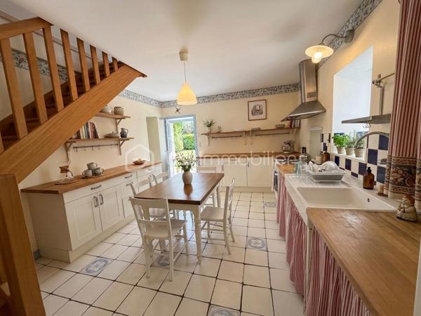 Coup de cœur assuré au cœur du Finistère Sud ! Sidrit Skenderaj, votre conseiller BSK Immobilier, vous présente cette magnifique longère bretonne, entièrement rénovée avec goût. Alliant subtilement le charme de l'ancien et le confort moderne, cette demeure de caractère développe 125 m² habitables (153 m² au sol), nichée dans un véritable écrin de verdure de 670 m².

Située dans un environnement calme et privilégié, elle offre une qualité de vie idéale : à seulement 1,4 km du bourg et de ses commodités, 5 km des plages de sable fin et 9 km de la gare de Quimperlé.

Les Atouts de la Maison :

Un rez-de-chaussée chaleureux et modulable :
L'accueil : Une entrée fonctionnelle avec WC indépendant.
La pièce de vie : Un salon chaleureux doté d'un poêle à bois performant, avec poutres apparentes, idéal pour vos soirées "cocooning".
L'espace d'expression : Une seconde grande pièce de vie d'environ 22 m², véritable atout de la maison, pouvant faire office de salon d'été, grande bibliothèque, bureau ou être transformée en chambre de plain-pied pour une vie autonome au Rez-de-Chaussée.
La cuisine & la véranda : Une cuisine aménagée d'environ 17 m², ouverte sur une superbe véranda récente de 2020 (14 m²), baignée de lumière et offrant un accès direct à la terrasse pour vos déjeuners ensoleillés.

Un étage dédié à l'espace nuit :

La mezzanine : Depuis la cuisine, un escalier mène à un espace mezzanine suspendu de 14 m², parfait pour un coin lecture, un espace de télétravail inspirant ou un couchage d'appoint.
Les chambres : L’étage principal dessert deux très grandes chambres de charme de près de 19 m² chacune, équipées de grands placards de rangement.
La salle de bains : 

Une salle de bains lumineuse intégrant une baignoire et un second WC.

Les Extérieurs et Annexes :

Côté jardin, vous profiterez d'un terrain de 670 m² entièrement clos et arboré, sans vis-à-vis, parfait pour se détendre au calme.

L’extérieur se complète par :

Une belle terrasse bien exposée.
Un cabanon de jardin, un abri à bois et un authentique puits.
Une buanderie attenante avec accès indépendant, pratique pour le retour de plage ou l'organisation de la maison.
Deux places de stationnement privatives.

Caractéristiques Techniques :

Exposition : Plein SUD (luminosité optimale).
Chauffage : Électrique + poêle à bois (ambiance chaleureuse et économies d'énergie).

Menuiseries : Fenêtres en bois double vitrage (isolation de qualité).
Toiture : Ardoises traditionnelles bretonnes en parfait état.
Assainissement : Tout-à-l'égout.
Technologie : Raccordement à la fibre optique possible (idéal télétravail).

Que ce soit pour une résidence principale familiale, un projet de télétravail au vert ou une maison de vacances proche de l'océan, cette longère saura vous séduire par son atmosphère unique et sa situation recherchée. Une perle rare sur le secteur !

Diagnostics : DPE : Classe C | GES : Classe B (Excellent score pour une maison ancienne).
Dépenses d'énergie : Montant estimé entre 1 780 € et 2 450 € / an (indexé sur les années 2021, 2022, 2023).