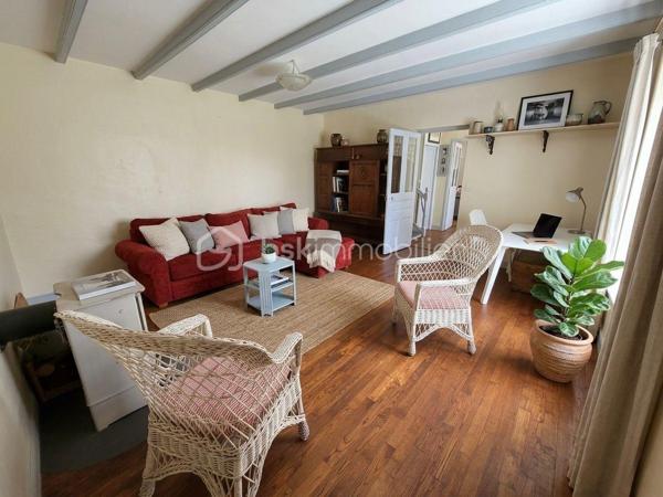 Coup de cœur assuré au cœur du Finistère Sud ! Sidrit Skenderaj, votre conseiller BSK Immobilier, vous présente cette magnifique longère bretonne, entièrement rénovée avec goût. Alliant subtilement le charme de l'ancien et le confort moderne, cette demeure de caractère développe 125 m² habitables (153 m² au sol), nichée dans un véritable écrin de verdure de 670 m².

Située dans un environnement calme et privilégié, elle offre une qualité de vie idéale : à seulement 1,4 km du bourg et de ses commodités, 5 km des plages de sable fin et 9 km de la gare de Quimperlé.

Les Atouts de la Maison :

Un rez-de-chaussée chaleureux et modulable :
L'accueil : Une entrée fonctionnelle avec WC indépendant.
La pièce de vie : Un salon chaleureux doté d'un poêle à bois performant, avec poutres apparentes, idéal pour vos soirées "cocooning".
L'espace d'expression : Une seconde grande pièce de vie d'environ 22 m², véritable atout de la maison, pouvant faire office de salon d'été, grande bibliothèque, bureau ou être transformée en chambre de plain-pied pour une vie autonome au Rez-de-Chaussée.
La cuisine & la véranda : Une cuisine aménagée d'environ 17 m², ouverte sur une superbe véranda récente de 2020 (14 m²), baignée de lumière et offrant un accès direct à la terrasse pour vos déjeuners ensoleillés.

Un étage dédié à l'espace nuit :

La mezzanine : Depuis la cuisine, un escalier mène à un espace mezzanine suspendu de 14 m², parfait pour un coin lecture, un espace de télétravail inspirant ou un couchage d'appoint.
Les chambres : L’étage principal dessert deux très grandes chambres de charme de près de 19 m² chacune, équipées de grands placards de rangement.
La salle de bains : 

Une salle de bains lumineuse intégrant une baignoire et un second WC.

Les Extérieurs et Annexes :

Côté jardin, vous profiterez d'un terrain de 670 m² entièrement clos et arboré, sans vis-à-vis, parfait pour se détendre au calme.

L’extérieur se complète par :

Une belle terrasse bien exposée.
Un cabanon de jardin, un abri à bois et un authentique puits.
Une buanderie attenante avec accès indépendant, pratique pour le retour de plage ou l'organisation de la maison.
Deux places de stationnement privatives.

Caractéristiques Techniques :

Exposition : Plein SUD (luminosité optimale).
Chauffage : Électrique + poêle à bois (ambiance chaleureuse et économies d'énergie).

Menuiseries : Fenêtres en bois double vitrage (isolation de qualité).
Toiture : Ardoises traditionnelles bretonnes en parfait état.
Assainissement : Tout-à-l'égout.
Technologie : Raccordement à la fibre optique possible (idéal télétravail).

Que ce soit pour une résidence principale familiale, un projet de télétravail au vert ou une maison de vacances proche de l'océan, cette longère saura vous séduire par son atmosphère unique et sa situation recherchée. Une perle rare sur le secteur !

Diagnostics : DPE : Classe C | GES : Classe B (Excellent score pour une maison ancienne).
Dépenses d'énergie : Montant estimé entre 1 780 € et 2 450 € / an (indexé sur les années 2021, 2022, 2023).