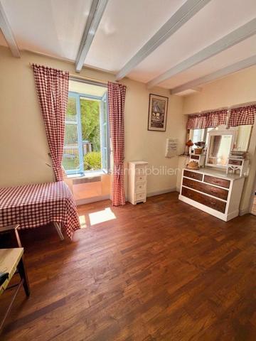 Coup de cœur assuré au cœur du Finistère Sud ! Sidrit Skenderaj, votre conseiller BSK Immobilier, vous présente cette magnifique longère bretonne, entièrement rénovée avec goût. Alliant subtilement le charme de l'ancien et le confort moderne, cette demeure de caractère développe 125 m² habitables (153 m² au sol), nichée dans un véritable écrin de verdure de 670 m².

Située dans un environnement calme et privilégié, elle offre une qualité de vie idéale : à seulement 1,4 km du bourg et de ses commodités, 5 km des plages de sable fin et 9 km de la gare de Quimperlé.

Les Atouts de la Maison :

Un rez-de-chaussée chaleureux et modulable :
L'accueil : Une entrée fonctionnelle avec WC indépendant.
La pièce de vie : Un salon chaleureux doté d'un poêle à bois performant, avec poutres apparentes, idéal pour vos soirées "cocooning".
L'espace d'expression : Une seconde grande pièce de vie d'environ 22 m², véritable atout de la maison, pouvant faire office de salon d'été, grande bibliothèque, bureau ou être transformée en chambre de plain-pied pour une vie autonome au Rez-de-Chaussée.
La cuisine & la véranda : Une cuisine aménagée d'environ 17 m², ouverte sur une superbe véranda récente de 2020 (14 m²), baignée de lumière et offrant un accès direct à la terrasse pour vos déjeuners ensoleillés.

Un étage dédié à l'espace nuit :

La mezzanine : Depuis la cuisine, un escalier mène à un espace mezzanine suspendu de 14 m², parfait pour un coin lecture, un espace de télétravail inspirant ou un couchage d'appoint.
Les chambres : L’étage principal dessert deux très grandes chambres de charme de près de 19 m² chacune, équipées de grands placards de rangement.
La salle de bains : 

Une salle de bains lumineuse intégrant une baignoire et un second WC.

Les Extérieurs et Annexes :

Côté jardin, vous profiterez d'un terrain de 670 m² entièrement clos et arboré, sans vis-à-vis, parfait pour se détendre au calme.

L’extérieur se complète par :

Une belle terrasse bien exposée.
Un cabanon de jardin, un abri à bois et un authentique puits.
Une buanderie attenante avec accès indépendant, pratique pour le retour de plage ou l'organisation de la maison.
Deux places de stationnement privatives.

Caractéristiques Techniques :

Exposition : Plein SUD (luminosité optimale).
Chauffage : Électrique + poêle à bois (ambiance chaleureuse et économies d'énergie).

Menuiseries : Fenêtres en bois double vitrage (isolation de qualité).
Toiture : Ardoises traditionnelles bretonnes en parfait état.
Assainissement : Tout-à-l'égout.
Technologie : Raccordement à la fibre optique possible (idéal télétravail).

Que ce soit pour une résidence principale familiale, un projet de télétravail au vert ou une maison de vacances proche de l'océan, cette longère saura vous séduire par son atmosphère unique et sa situation recherchée. Une perle rare sur le secteur !

Diagnostics : DPE : Classe C | GES : Classe B (Excellent score pour une maison ancienne).
Dépenses d'énergie : Montant estimé entre 1 780 € et 2 450 € / an (indexé sur les années 2021, 2022, 2023).