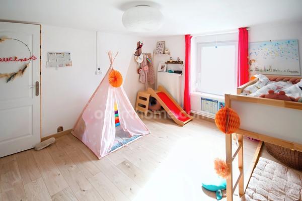 FERMETTE RÉNOVÉE 195 M² + GRENIER AMÉNAGEABLE, 4 CHAMBRES, 2 SALLES DE BAIN, GARAGE, PISCINE – PROCHE LUXEMBOURG