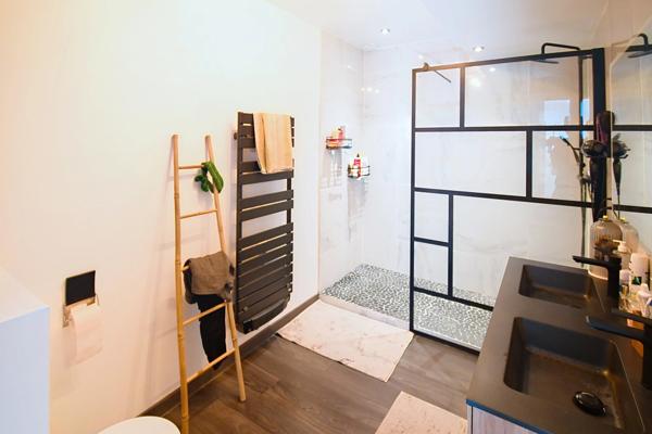 FERMETTE RÉNOVÉE 195 M² + GRENIER AMÉNAGEABLE, 4 CHAMBRES, 2 SALLES DE BAIN, GARAGE, PISCINE – PROCHE LUXEMBOURG