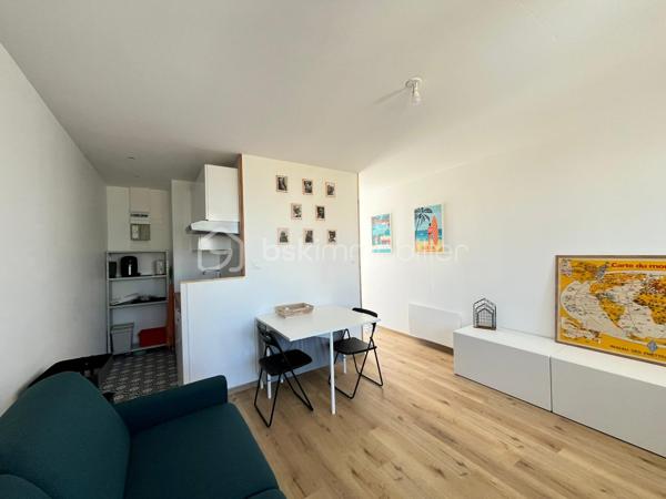 Charmant studio rénové à deux pas de la plage et des commerces

Idéalement situé à proximité immédiate de la plage et des commerces, découvrez ce ravissant studio de 23 m² entièrement rénové avec goût, offrant un cadre de vie agréable et fonctionnel.

Au sein d’une petite copropriété à taille humaine, cet appartement lumineux se compose d’une pièce de vie chaleureuse avec espace cuisine aménagé, d’une salle d’eau moderne, ainsi que de WC séparés, un véritable atout pour ce type de bien.

Vous apprécierez également son balcon, parfait pour profiter des beaux jours et de l’environnement balnéaire.

Que ce soit pour un pied-à-terre en bord de mer, un investissement locatif ou une première acquisition, ce bien saura vous séduire par son emplacement privilégié et la qualité de sa rénovation.