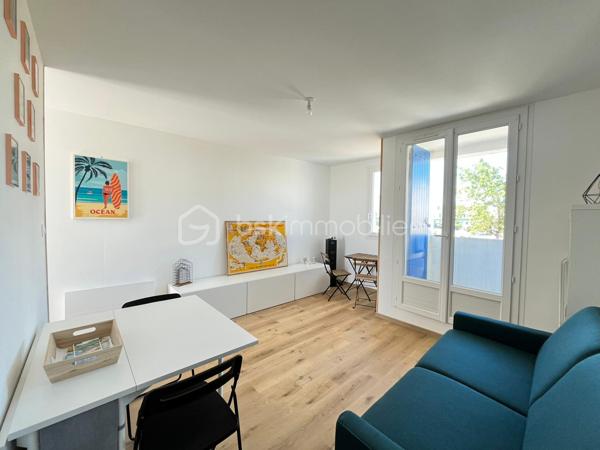 Charmant studio rénové à deux pas de la plage et des commerces

Idéalement situé à proximité immédiate de la plage et des commerces, découvrez ce ravissant studio de 23 m² entièrement rénové avec goût, offrant un cadre de vie agréable et fonctionnel.

Au sein d’une petite copropriété à taille humaine, cet appartement lumineux se compose d’une pièce de vie chaleureuse avec espace cuisine aménagé, d’une salle d’eau moderne, ainsi que de WC séparés, un véritable atout pour ce type de bien.

Vous apprécierez également son balcon, parfait pour profiter des beaux jours et de l’environnement balnéaire.

Que ce soit pour un pied-à-terre en bord de mer, un investissement locatif ou une première acquisition, ce bien saura vous séduire par son emplacement privilégié et la qualité de sa rénovation.