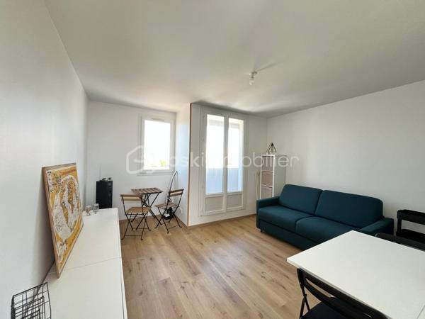 Charmant studio rénové à deux pas de la plage et des commerces

Idéalement situé à proximité immédiate de la plage et des commerces, découvrez ce ravissant studio de 23 m² entièrement rénové avec goût, offrant un cadre de vie agréable et fonctionnel.

Au sein d’une petite copropriété à taille humaine, cet appartement lumineux se compose d’une pièce de vie chaleureuse avec espace cuisine aménagé, d’une salle d’eau moderne, ainsi que de WC séparés, un véritable atout pour ce type de bien.

Vous apprécierez également son balcon, parfait pour profiter des beaux jours et de l’environnement balnéaire.

Que ce soit pour un pied-à-terre en bord de mer, un investissement locatif ou une première acquisition, ce bien saura vous séduire par son emplacement privilégié et la qualité de sa rénovation.