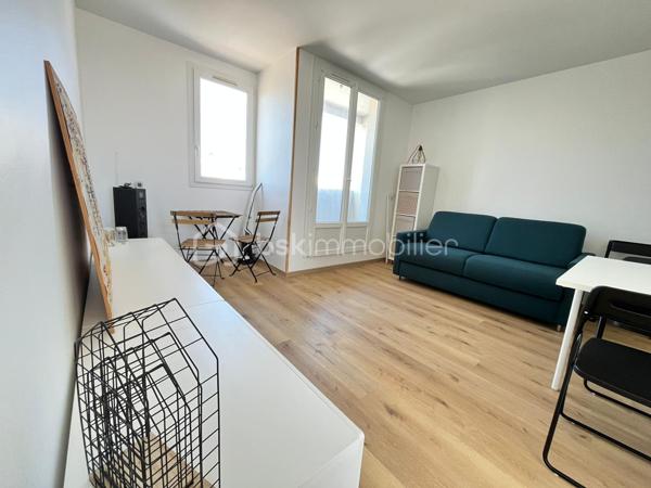 Charmant studio rénové à deux pas de la plage et des commerces

Idéalement situé à proximité immédiate de la plage et des commerces, découvrez ce ravissant studio de 23 m² entièrement rénové avec goût, offrant un cadre de vie agréable et fonctionnel.

Au sein d’une petite copropriété à taille humaine, cet appartement lumineux se compose d’une pièce de vie chaleureuse avec espace cuisine aménagé, d’une salle d’eau moderne, ainsi que de WC séparés, un véritable atout pour ce type de bien.

Vous apprécierez également son balcon, parfait pour profiter des beaux jours et de l’environnement balnéaire.

Que ce soit pour un pied-à-terre en bord de mer, un investissement locatif ou une première acquisition, ce bien saura vous séduire par son emplacement privilégié et la qualité de sa rénovation.
