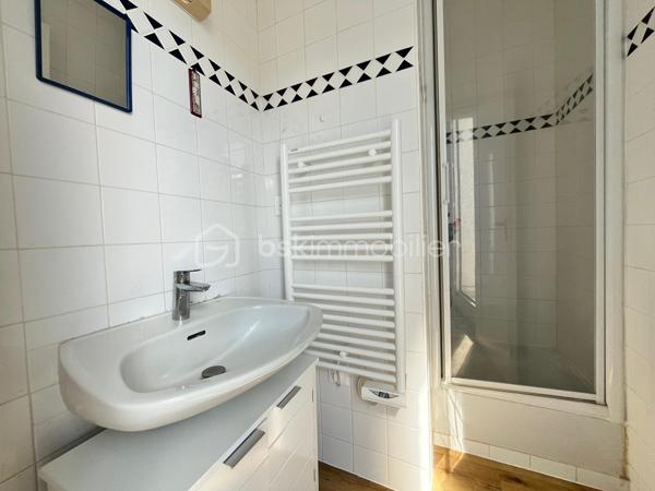 Charmant studio rénové à deux pas de la plage et des commerces

Idéalement situé à proximité immédiate de la plage et des commerces, découvrez ce ravissant studio de 23 m² entièrement rénové avec goût, offrant un cadre de vie agréable et fonctionnel.

Au sein d’une petite copropriété à taille humaine, cet appartement lumineux se compose d’une pièce de vie chaleureuse avec espace cuisine aménagé, d’une salle d’eau moderne, ainsi que de WC séparés, un véritable atout pour ce type de bien.

Vous apprécierez également son balcon, parfait pour profiter des beaux jours et de l’environnement balnéaire.

Que ce soit pour un pied-à-terre en bord de mer, un investissement locatif ou une première acquisition, ce bien saura vous séduire par son emplacement privilégié et la qualité de sa rénovation.