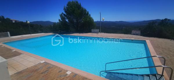 Découvrez cette charmante maison située au cœur du Castellet, dans une résidence sécurisée avec piscine, offrant un cadre de vie attractif à proximité des plages, des commerces, des écoles et des centres de santé. Idéalement située à seulement quelques minutes du célèbre Circuit Paul Ricard, cette propriété bénéficie d’un emplacement privilégié dans un secteur dynamique et paisible.

Implantée sur un terrain de 200 m², cette maison de 84,65 m² construite en 1998 offre un fort potentiel de rénovation et d’aménagement. Elle dispose de trois chambres, d’un bel espace de vie comprenant un salon et un séjour totalisant 37 m² avec de grandes possibilités d’aménagement. La cuisine séparée, nécessitant quelques travaux, permet d’en faire un espace convivial à votre image. 

Vous bénéficierez également de deux places de stationnement privatives, d’une cave pratique pour le rangement, et d’un jardin idéal pour profiter des belles journées ensoleillées. Cette résidence pourrait devenir un futur havre de paix dans un endroit très recherché.

Ne manquez pas cette opportunité d’acquérir une maison pleine de potentiel, proche de toutes commodités et dans un cadre exceptionnel. Contactez moi dès maintenant pour organiser une visite et découvrir tout le charme de ce bien rare au Castellet !