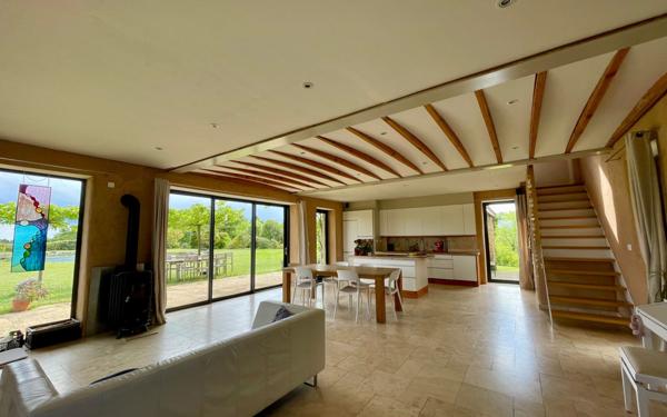 Maison à vendre    6 pièces •  Saint-Donat-sur-l'Herbasse