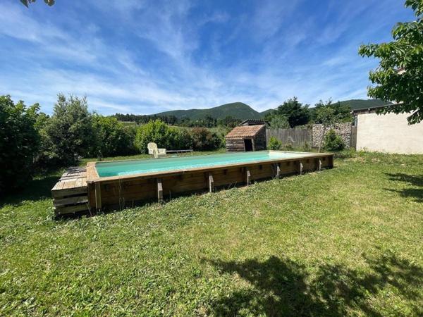 Vous cherchez une jolie maison avec jardin et piscine à Dieulefit ?