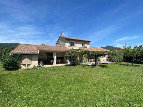 Vous cherchez une jolie maison avec jardin et piscine à Dieulefit ?