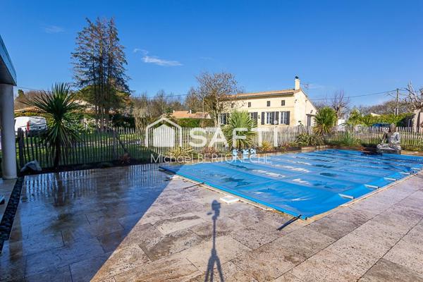 Maison en pierre rénovée avec piscine