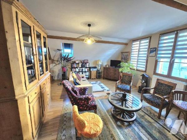 Ensemble immobilier comprenant un commerce multiservices en rez-de-chaussée, un vaste apparteme...