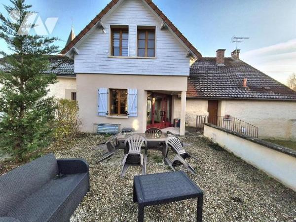 Ensemble immobilier comprenant un commerce multiservices en rez-de-chaussée, un vaste apparteme...