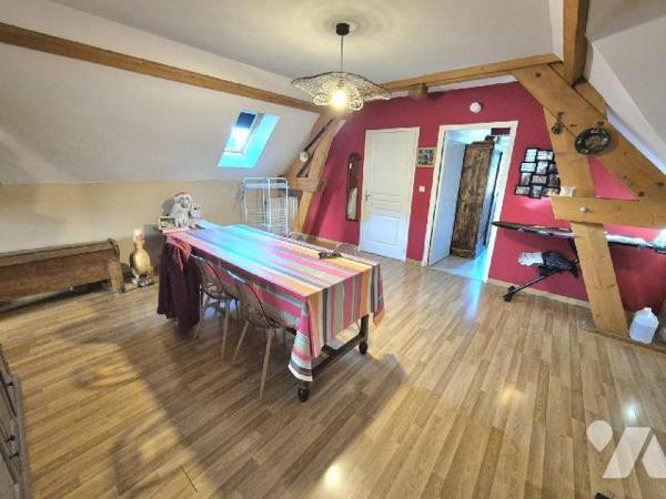 Ensemble immobilier comprenant un commerce multiservices en rez-de-chaussée, un vaste apparteme...