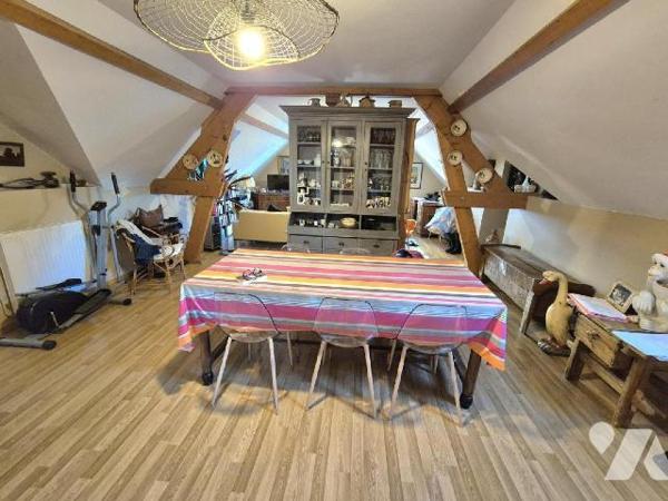 Ensemble immobilier comprenant un commerce multiservices en rez-de-chaussée, un vaste apparteme...