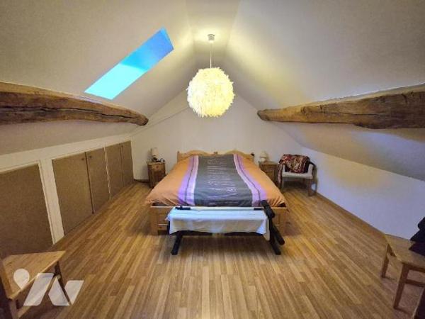 Ensemble immobilier comprenant un commerce multiservices en rez-de-chaussée, un vaste apparteme...