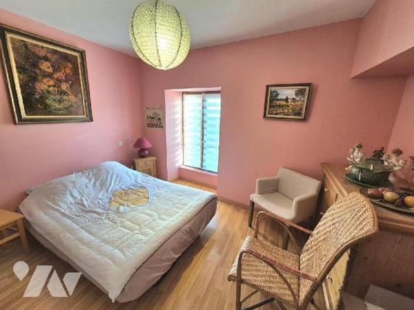 Ensemble immobilier comprenant un commerce multiservices en rez-de-chaussée, un vaste apparteme...