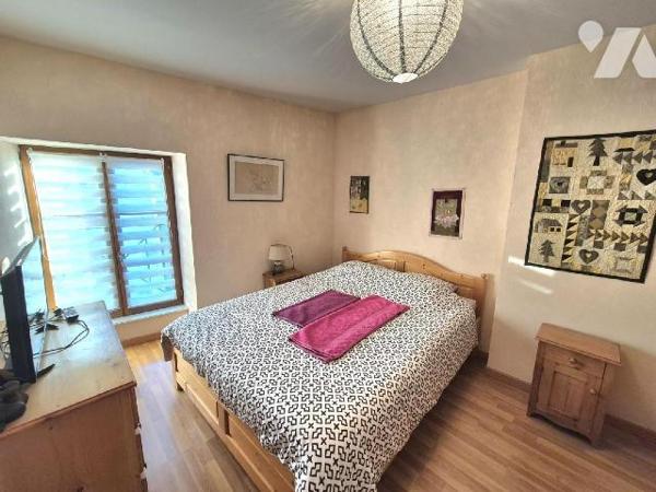 Ensemble immobilier comprenant un commerce multiservices en rez-de-chaussée, un vaste apparteme...