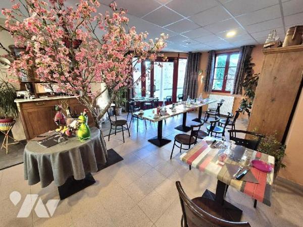 Ensemble immobilier comprenant un commerce multiservices en rez-de-chaussée, un vaste apparteme...