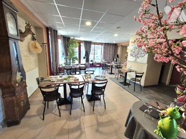 Ensemble immobilier comprenant un commerce multiservices en rez-de-chaussée, un vaste apparteme...