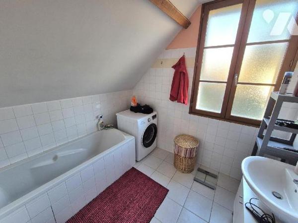 Ensemble immobilier comprenant un commerce multiservices en rez-de-chaussée, un vaste apparteme...