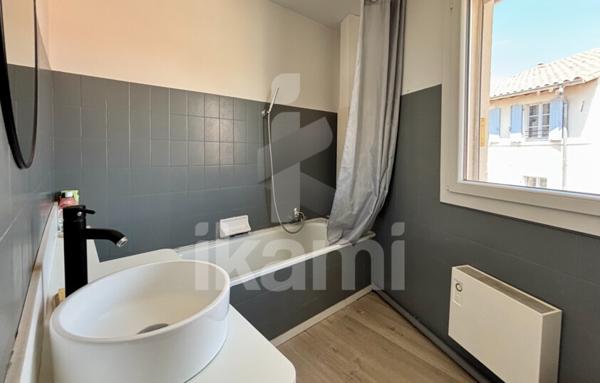 Bel appartement T2 traversant - vue sur les toits d’Avignon