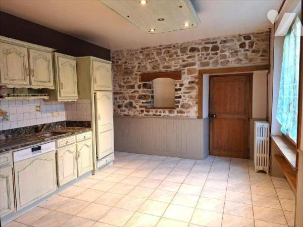 A Vendre, à LA CROIXILLE (53380), en Mayenne. Une maison d'habitation, comprenant : 
- au rez ...