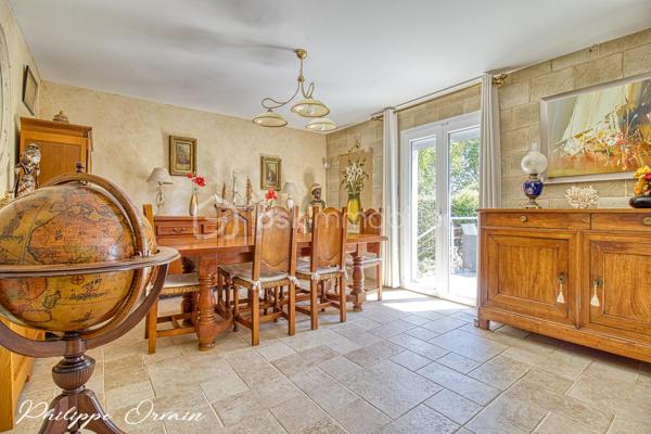 🏡 Pavillon traditionnel de 113 m² avec jardin – Un cadre de vie idéal pour toute la famille

Situé dans un environnement calme et recherché, ce charmant pavillon traditionnel de 113 m² habitables saura vous séduire par ses volumes généreux, sa luminosité et son excellent état général.

Dès l'entrée, vous découvrirez une cuisine fonctionnelle ainsi qu’un salon/séjour lumineux, parfait pour partager des moments conviviaux en famille ou entre amis. La maison offre également 4 chambres confortables, idéales pour accueillir toute la famille.

Vous bénéficierez d’une salle de bain avec douche, ainsi que de 2 WC, apportant un réel confort au quotidien.

Le bien dispose également d’un sous-sol total, offrant de nombreuses possibilités de rangement, d’aménagement ou de stationnement.

À l'extérieur, vous profiterez d’un jardin de 463 m², agréable et facile d’entretien, parfait pour les moments de détente, les repas en extérieur ou les jeux des enfants.

Idéalement située, cette maison bénéficie d'un emplacement privilégié à proximité immédiate des commerces, des écoles et de la gare, facilitant ainsi votre quotidien tout en offrant un cadre de vie agréable.

✨ Les atouts :
Pavillon traditionnel de qualité
Surface habitable de 113 m²
Cuisine fonctionnelle
Salon/séjour lumineux
4 chambres
Salle de bain avec douche
2 WC
Sous-sol total
Jardin de 463 m²
Aucun travaux à prévoir
Proche des commerces, des écoles et de la gare
Secteur calme et agréable
Idéal pour une famille

Une belle opportunité à découvrir sans tarder !