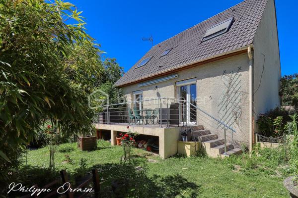 🏡 Pavillon traditionnel de 113 m² avec jardin – Un cadre de vie idéal pour toute la famille

Situé dans un environnement calme et recherché, ce charmant pavillon traditionnel de 113 m² habitables saura vous séduire par ses volumes généreux, sa luminosité et son excellent état général.

Dès l'entrée, vous découvrirez une cuisine fonctionnelle ainsi qu’un salon/séjour lumineux, parfait pour partager des moments conviviaux en famille ou entre amis. La maison offre également 4 chambres confortables, idéales pour accueillir toute la famille.

Vous bénéficierez d’une salle de bain avec douche, ainsi que de 2 WC, apportant un réel confort au quotidien.

Le bien dispose également d’un sous-sol total, offrant de nombreuses possibilités de rangement, d’aménagement ou de stationnement.

À l'extérieur, vous profiterez d’un jardin de 463 m², agréable et facile d’entretien, parfait pour les moments de détente, les repas en extérieur ou les jeux des enfants.

Idéalement située, cette maison bénéficie d'un emplacement privilégié à proximité immédiate des commerces, des écoles et de la gare, facilitant ainsi votre quotidien tout en offrant un cadre de vie agréable.

✨ Les atouts :
Pavillon traditionnel de qualité
Surface habitable de 113 m²
Cuisine fonctionnelle
Salon/séjour lumineux
4 chambres
Salle de bain avec douche
2 WC
Sous-sol total
Jardin de 463 m²
Aucun travaux à prévoir
Proche des commerces, des écoles et de la gare
Secteur calme et agréable
Idéal pour une famille

Une belle opportunité à découvrir sans tarder !