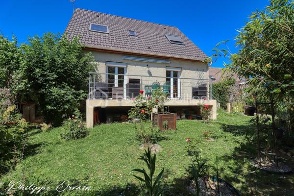 🏡 Pavillon traditionnel de 113 m² avec jardin – Un cadre de vie idéal pour toute la famille

Situé dans un environnement calme et recherché, ce charmant pavillon traditionnel de 113 m² habitables saura vous séduire par ses volumes généreux, sa luminosité et son excellent état général.

Dès l'entrée, vous découvrirez une cuisine fonctionnelle ainsi qu’un salon/séjour lumineux, parfait pour partager des moments conviviaux en famille ou entre amis. La maison offre également 4 chambres confortables, idéales pour accueillir toute la famille.

Vous bénéficierez d’une salle de bain avec douche, ainsi que de 2 WC, apportant un réel confort au quotidien.

Le bien dispose également d’un sous-sol total, offrant de nombreuses possibilités de rangement, d’aménagement ou de stationnement.

À l'extérieur, vous profiterez d’un jardin de 463 m², agréable et facile d’entretien, parfait pour les moments de détente, les repas en extérieur ou les jeux des enfants.

Idéalement située, cette maison bénéficie d'un emplacement privilégié à proximité immédiate des commerces, des écoles et de la gare, facilitant ainsi votre quotidien tout en offrant un cadre de vie agréable.

✨ Les atouts :
Pavillon traditionnel de qualité
Surface habitable de 113 m²
Cuisine fonctionnelle
Salon/séjour lumineux
4 chambres
Salle de bain avec douche
2 WC
Sous-sol total
Jardin de 463 m²
Aucun travaux à prévoir
Proche des commerces, des écoles et de la gare
Secteur calme et agréable
Idéal pour une famille

Une belle opportunité à découvrir sans tarder !
