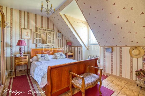 🏡 Pavillon traditionnel de 113 m² avec jardin – Un cadre de vie idéal pour toute la famille

Situé dans un environnement calme et recherché, ce charmant pavillon traditionnel de 113 m² habitables saura vous séduire par ses volumes généreux, sa luminosité et son excellent état général.

Dès l'entrée, vous découvrirez une cuisine fonctionnelle ainsi qu’un salon/séjour lumineux, parfait pour partager des moments conviviaux en famille ou entre amis. La maison offre également 4 chambres confortables, idéales pour accueillir toute la famille.

Vous bénéficierez d’une salle de bain avec douche, ainsi que de 2 WC, apportant un réel confort au quotidien.

Le bien dispose également d’un sous-sol total, offrant de nombreuses possibilités de rangement, d’aménagement ou de stationnement.

À l'extérieur, vous profiterez d’un jardin de 463 m², agréable et facile d’entretien, parfait pour les moments de détente, les repas en extérieur ou les jeux des enfants.

Idéalement située, cette maison bénéficie d'un emplacement privilégié à proximité immédiate des commerces, des écoles et de la gare, facilitant ainsi votre quotidien tout en offrant un cadre de vie agréable.

✨ Les atouts :
Pavillon traditionnel de qualité
Surface habitable de 113 m²
Cuisine fonctionnelle
Salon/séjour lumineux
4 chambres
Salle de bain avec douche
2 WC
Sous-sol total
Jardin de 463 m²
Aucun travaux à prévoir
Proche des commerces, des écoles et de la gare
Secteur calme et agréable
Idéal pour une famille

Une belle opportunité à découvrir sans tarder !