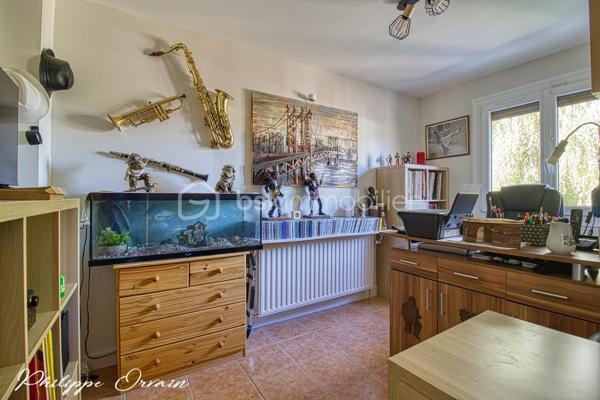 🏡 Pavillon traditionnel de 113 m² avec jardin – Un cadre de vie idéal pour toute la famille

Situé dans un environnement calme et recherché, ce charmant pavillon traditionnel de 113 m² habitables saura vous séduire par ses volumes généreux, sa luminosité et son excellent état général.

Dès l'entrée, vous découvrirez une cuisine fonctionnelle ainsi qu’un salon/séjour lumineux, parfait pour partager des moments conviviaux en famille ou entre amis. La maison offre également 4 chambres confortables, idéales pour accueillir toute la famille.

Vous bénéficierez d’une salle de bain avec douche, ainsi que de 2 WC, apportant un réel confort au quotidien.

Le bien dispose également d’un sous-sol total, offrant de nombreuses possibilités de rangement, d’aménagement ou de stationnement.

À l'extérieur, vous profiterez d’un jardin de 463 m², agréable et facile d’entretien, parfait pour les moments de détente, les repas en extérieur ou les jeux des enfants.

Idéalement située, cette maison bénéficie d'un emplacement privilégié à proximité immédiate des commerces, des écoles et de la gare, facilitant ainsi votre quotidien tout en offrant un cadre de vie agréable.

✨ Les atouts :
Pavillon traditionnel de qualité
Surface habitable de 113 m²
Cuisine fonctionnelle
Salon/séjour lumineux
4 chambres
Salle de bain avec douche
2 WC
Sous-sol total
Jardin de 463 m²
Aucun travaux à prévoir
Proche des commerces, des écoles et de la gare
Secteur calme et agréable
Idéal pour une famille

Une belle opportunité à découvrir sans tarder !
