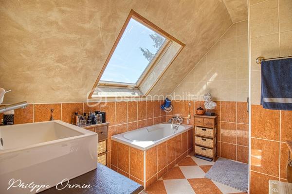 🏡 Pavillon traditionnel de 113 m² avec jardin – Un cadre de vie idéal pour toute la famille

Situé dans un environnement calme et recherché, ce charmant pavillon traditionnel de 113 m² habitables saura vous séduire par ses volumes généreux, sa luminosité et son excellent état général.

Dès l'entrée, vous découvrirez une cuisine fonctionnelle ainsi qu’un salon/séjour lumineux, parfait pour partager des moments conviviaux en famille ou entre amis. La maison offre également 4 chambres confortables, idéales pour accueillir toute la famille.

Vous bénéficierez d’une salle de bain avec douche, ainsi que de 2 WC, apportant un réel confort au quotidien.

Le bien dispose également d’un sous-sol total, offrant de nombreuses possibilités de rangement, d’aménagement ou de stationnement.

À l'extérieur, vous profiterez d’un jardin de 463 m², agréable et facile d’entretien, parfait pour les moments de détente, les repas en extérieur ou les jeux des enfants.

Idéalement située, cette maison bénéficie d'un emplacement privilégié à proximité immédiate des commerces, des écoles et de la gare, facilitant ainsi votre quotidien tout en offrant un cadre de vie agréable.

✨ Les atouts :
Pavillon traditionnel de qualité
Surface habitable de 113 m²
Cuisine fonctionnelle
Salon/séjour lumineux
4 chambres
Salle de bain avec douche
2 WC
Sous-sol total
Jardin de 463 m²
Aucun travaux à prévoir
Proche des commerces, des écoles et de la gare
Secteur calme et agréable
Idéal pour une famille

Une belle opportunité à découvrir sans tarder !