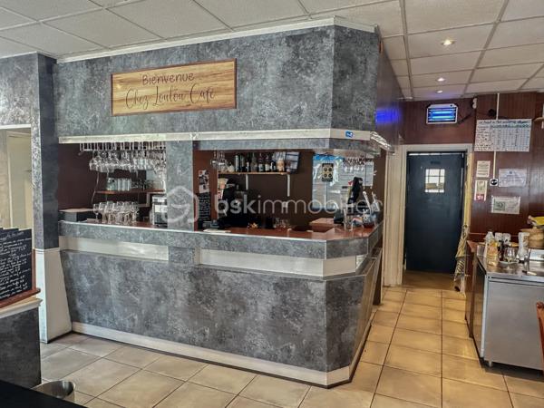 Restaurant clé en main – Excellente notoriété – Emplacement stratégique

Situé au cœur de Melun, dans un secteur dynamique bénéficiant d'un fort passage piéton, ce restaurant de restauration traditionnelle représente une opportunité rare pour un professionnel souhaitant reprendre un établissement immédiatement exploitable.
L'établissement profite d'un emplacement privilégié à seulement 500 mètres de la gare SNCF et 50 mètres du cinéma, générant un flux constant de clientèle tout au long de la journée.
Avec une note Google de 4,7/5, un bail commercial récent, un mobilier de moins de deux ans et une salle entièrement climatisée, cet établissement constitue une opportunité rare pour un restaurateur souhaitant démarrer immédiatement son activité ou développer un concept existant.

Les points forts:
✅ Emplacement stratégique en centre-ville de Melun
✅ À seulement 500 mètres de la gare SNCF
✅ À 50 mètres du cinéma
✅ Secteur commerçant à fort passage
✅ Excellente visibilité
✅ Clientèle fidèle et régulière
✅ Note Google : 4,7/5
✅ Salle entièrement climatisée
✅ Mobilier récent (moins de 2 ans)
✅ Cuisine professionnelle entièrement équipée
✅ Extraction professionnelle installée en 2024
✅ Licence III
✅ Bail commercial récent
✅ Aucun investissement majeur à prévoir

Description de l'établissement:
Le restaurant développe une surface totale d'environ 190 m², répartie comme suit :
- Rez-de-chaussée de 120 m²:
Salle de restauration 
Cuisine professionnelle entièrement équipée
Salle entièrement climatisée
Bar
Chambre froide
Réserves
Sanitaires
Capacité : 70 couverts
Terrasse : Non

- Sous-sol d'environ 70 m²:
Cave
Vestiaires
Sanitaires
Bureau

- Horaires d'ouverture:
Ouvert 7 jours sur 7
Déjeuner : 11h30 à 15h00
Dîner : 19h00 à 23h00
Une amplitude horaire permettant encore d'envisager différents axes de développement selon le projet du futur exploitant.

Bail commercial:
Bail commercial 3/6/9
Signature : 18 mars 2024
Prise d'effet : 1er avril 2024
Échéance : 31 mars 2033
Loyer : 2 300 € HT / mois
Taxe foncière : 1 800 € / an

Chiffres clés:
Chiffre d'affaires :
2023 : 166 011 €
2024 : 247 306 €
2025 : 180 483 €
Bilans comptables disponibles sur demande après un premier échange qualifié.

Charges principales:
Loyer : 2 300 € HT / mois
Taxe foncière : 1 800 € / an
Eau : environ 53 € / mois
Gaz + Électricité : environ 500 € / mois
Des charges cohérentes avec la surface et la capacité d'accueil de l'établissement.

Matériel inclus dans la vente:
Le fonds est cédé avec l'ensemble de son matériel professionnel, permettant une reprise immédiate de l'activité.
Salle
Mobilier récent (moins de 2 ans)
Tables
Chaises
2 climatiseurs
4 réfrigérateurs à boissons
Machine à glaçons
Lave-verres
Desserte de service
Cuisine
Piano professionnel 4 feux avec four
Plancha
2 friteuses
Lave-vaisselle professionnel
Grand réfrigérateur inox
Petit réfrigérateur
Chambre froide
Extraction professionnelle installée en 2024
2 tables inox
3 micro-ondes
Ensemble complet d'ustensiles professionnels
Sonorisation
2 enceintes professionnelles
Table de mixage
Un fort potentiel de développement

- Le restaurant dispose encore de nombreuses possibilités d'évolution :
Développer la vente à emporter
Développer la livraison (Uber Eats, Deliveroo...)
Mettre en place une activité traiteur
Organiser des soirées à thème (Des soirées spéciales fin d'année sont déjà organisées depuis 2 ans)
Privatiser l'établissement pour des événements
Renforcer la communication digitale
Optimiser le ticket moyen

- Pourquoi investir ?
✔ Emplacement recherché en cœur de ville
✔ Flux piéton important
✔ Établissement reconnu localement
✔ Clientèle fidélisée
✔ Excellente réputation (4,7/5 Google)
✔ Salle climatisée
✔ Mobilier récent
✔ Cuisine professionnelle complète
✔ Bail récent offrant une visibilité à long terme
✔ Aucun investissement important à prévoir
✔ Outil de travail immédiatement opérationnel

Prix de vente:
145 900 € Honoraires d'agence inclus

Dossier complet (bilans, bail commercial, inventaire du matériel et informations complémentaires) disponible sur demande après étude du projet de reprise.

Visites exclusivement sur rendez-vous afin de préserver la confidentialité de l'exploitation.

Une opportunité rare à Melun
Cet établissement réunit tous les critères recherchés par un repreneur : un emplacement de premier ordre, une excellente réputation, un outil de travail moderne et parfaitement entretenu, ainsi qu'un fort potentiel de développement.
Que vous soyez restaurateur expérimenté, entrepreneur ou investisseur souhaitant développer une activité de restauration, ce fonds de commerce vous permettra de démarrer immédiatement dans des conditions optimales.