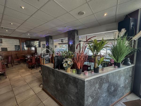 Restaurant clé en main – Excellente notoriété – Emplacement stratégique

Situé au cœur de Melun, dans un secteur dynamique bénéficiant d'un fort passage piéton, ce restaurant de restauration traditionnelle représente une opportunité rare pour un professionnel souhaitant reprendre un établissement immédiatement exploitable.
L'établissement profite d'un emplacement privilégié à seulement 500 mètres de la gare SNCF et 50 mètres du cinéma, générant un flux constant de clientèle tout au long de la journée.
Avec une note Google de 4,7/5, un bail commercial récent, un mobilier de moins de deux ans et une salle entièrement climatisée, cet établissement constitue une opportunité rare pour un restaurateur souhaitant démarrer immédiatement son activité ou développer un concept existant.

Les points forts:
✅ Emplacement stratégique en centre-ville de Melun
✅ À seulement 500 mètres de la gare SNCF
✅ À 50 mètres du cinéma
✅ Secteur commerçant à fort passage
✅ Excellente visibilité
✅ Clientèle fidèle et régulière
✅ Note Google : 4,7/5
✅ Salle entièrement climatisée
✅ Mobilier récent (moins de 2 ans)
✅ Cuisine professionnelle entièrement équipée
✅ Extraction professionnelle installée en 2024
✅ Licence III
✅ Bail commercial récent
✅ Aucun investissement majeur à prévoir

Description de l'établissement:
Le restaurant développe une surface totale d'environ 190 m², répartie comme suit :
- Rez-de-chaussée de 120 m²:
Salle de restauration 
Cuisine professionnelle entièrement équipée
Salle entièrement climatisée
Bar
Chambre froide
Réserves
Sanitaires
Capacité : 70 couverts
Terrasse : Non

- Sous-sol d'environ 70 m²:
Cave
Vestiaires
Sanitaires
Bureau

- Horaires d'ouverture:
Ouvert 7 jours sur 7
Déjeuner : 11h30 à 15h00
Dîner : 19h00 à 23h00
Une amplitude horaire permettant encore d'envisager différents axes de développement selon le projet du futur exploitant.

Bail commercial:
Bail commercial 3/6/9
Signature : 18 mars 2024
Prise d'effet : 1er avril 2024
Échéance : 31 mars 2033
Loyer : 2 300 € HT / mois
Taxe foncière : 1 800 € / an

Chiffres clés:
Chiffre d'affaires :
2023 : 166 011 €
2024 : 247 306 €
2025 : 180 483 €
Bilans comptables disponibles sur demande après un premier échange qualifié.

Charges principales:
Loyer : 2 300 € HT / mois
Taxe foncière : 1 800 € / an
Eau : environ 53 € / mois
Gaz + Électricité : environ 500 € / mois
Des charges cohérentes avec la surface et la capacité d'accueil de l'établissement.

Matériel inclus dans la vente:
Le fonds est cédé avec l'ensemble de son matériel professionnel, permettant une reprise immédiate de l'activité.
Salle
Mobilier récent (moins de 2 ans)
Tables
Chaises
2 climatiseurs
4 réfrigérateurs à boissons
Machine à glaçons
Lave-verres
Desserte de service
Cuisine
Piano professionnel 4 feux avec four
Plancha
2 friteuses
Lave-vaisselle professionnel
Grand réfrigérateur inox
Petit réfrigérateur
Chambre froide
Extraction professionnelle installée en 2024
2 tables inox
3 micro-ondes
Ensemble complet d'ustensiles professionnels
Sonorisation
2 enceintes professionnelles
Table de mixage
Un fort potentiel de développement

- Le restaurant dispose encore de nombreuses possibilités d'évolution :
Développer la vente à emporter
Développer la livraison (Uber Eats, Deliveroo...)
Mettre en place une activité traiteur
Organiser des soirées à thème (Des soirées spéciales fin d'année sont déjà organisées depuis 2 ans)
Privatiser l'établissement pour des événements
Renforcer la communication digitale
Optimiser le ticket moyen

- Pourquoi investir ?
✔ Emplacement recherché en cœur de ville
✔ Flux piéton important
✔ Établissement reconnu localement
✔ Clientèle fidélisée
✔ Excellente réputation (4,7/5 Google)
✔ Salle climatisée
✔ Mobilier récent
✔ Cuisine professionnelle complète
✔ Bail récent offrant une visibilité à long terme
✔ Aucun investissement important à prévoir
✔ Outil de travail immédiatement opérationnel

Prix de vente:
145 900 € Honoraires d'agence inclus

Dossier complet (bilans, bail commercial, inventaire du matériel et informations complémentaires) disponible sur demande après étude du projet de reprise.

Visites exclusivement sur rendez-vous afin de préserver la confidentialité de l'exploitation.

Une opportunité rare à Melun
Cet établissement réunit tous les critères recherchés par un repreneur : un emplacement de premier ordre, une excellente réputation, un outil de travail moderne et parfaitement entretenu, ainsi qu'un fort potentiel de développement.
Que vous soyez restaurateur expérimenté, entrepreneur ou investisseur souhaitant développer une activité de restauration, ce fonds de commerce vous permettra de démarrer immédiatement dans des conditions optimales.